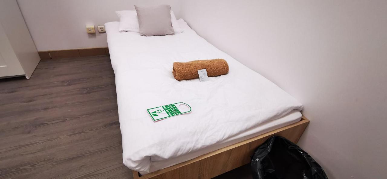 ורשה Hostel Powstaniec Wola - Private Rooms מראה חיצוני תמונה